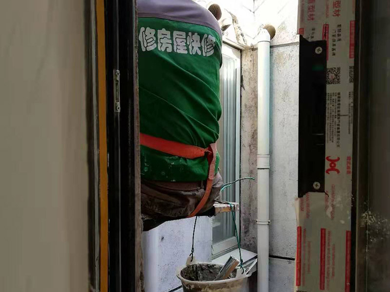 外墻刷防水維修：窗框與墻體接縫防水密封，先后采用泡沫填縫劑和密封材料進行施工。泡沫填縫劑為單組份聚氨酯發(fā)泡填縫材料。密封材料為單組份密封填充防水密封膠。外墻面洞和較大裂縫防水密封前用噴水槍等工具將待治理的外墻面、伸縮縫、窗框等部位清理干凈，使施工的外墻面及縫、孔、洞部位達到無油、無塵土、無水泥松散顆粒等雜物。待其干燥后，將孔、洞、縫用防水密封材料嵌填密實，并達到與原顏色一致，再用快速堵漏靈和透明防水膠膜進行精心施工。