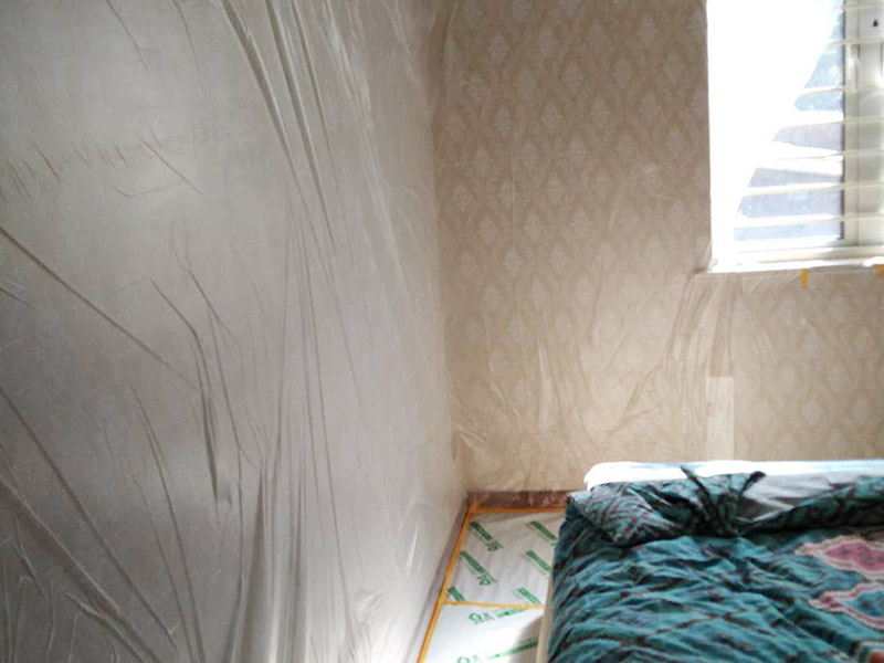 全屋成品保護(hù)措施：各種裝修物料的進(jìn)場以及各種建筑裝修垃圾的清理，都會(huì)經(jīng)過入戶門，這些物品在搬運(yùn)的過程中，難免會(huì)和入戶門發(fā)生磕碰，造成入戶門的磕碰劃傷，所以，第一個(gè)需要做好成品保護(hù)的地方就是入戶門。在裝修開工前直到家具進(jìn)場期間，都需要對入戶門進(jìn)行保護(hù)！可以使用成品保護(hù)膜將門包裹。 在進(jìn)行木門、櫥柜、家具等的相關(guān)的安裝或組裝的過程中，成品保護(hù)主要體現(xiàn)在兩個(gè)方面：一是原有的墻面、地面裝飾的保護(hù)，盡量避免因?yàn)檫@些安裝工程對已裝的部分造成破壞；二是安裝的物品本身的保護(hù)，注意不要在安裝過程中造成磕碰、劃傷等損傷。