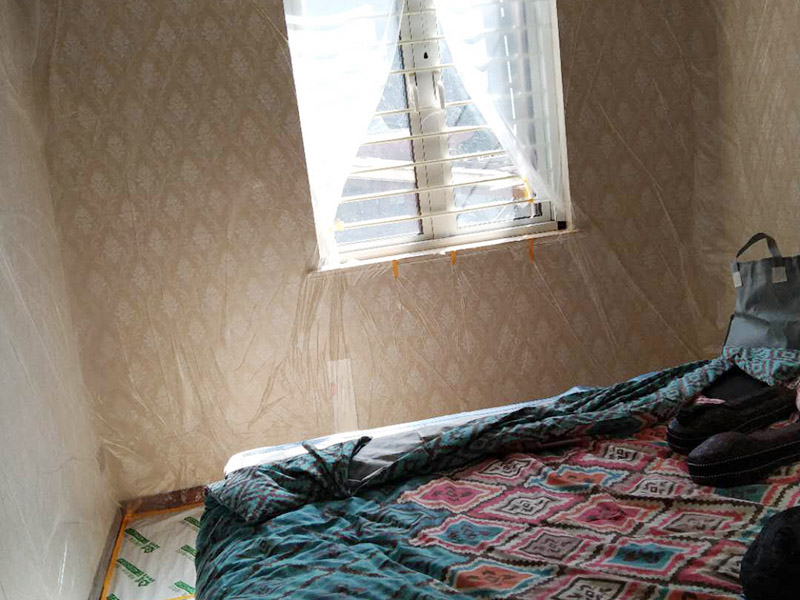 全屋成品保護(hù)措施：各種裝修物料的進(jìn)場以及各種建筑裝修垃圾的清理，都會(huì)經(jīng)過入戶門，這些物品在搬運(yùn)的過程中，難免會(huì)和入戶門發(fā)生磕碰，造成入戶門的磕碰劃傷，所以，第一個(gè)需要做好成品保護(hù)的地方就是入戶門。在裝修開工前直到家具進(jìn)場期間，都需要對入戶門進(jìn)行保護(hù)！可以使用成品保護(hù)膜將門包裹。 在進(jìn)行木門、櫥柜、家具等的相關(guān)的安裝或組裝的過程中，成品保護(hù)主要體現(xiàn)在兩個(gè)方面：一是原有的墻面、地面裝飾的保護(hù)，盡量避免因?yàn)檫@些安裝工程對已裝的部分造成破壞；二是安裝的物品本身的保護(hù)，注意不要在安裝過程中造成磕碰、劃傷等損傷。