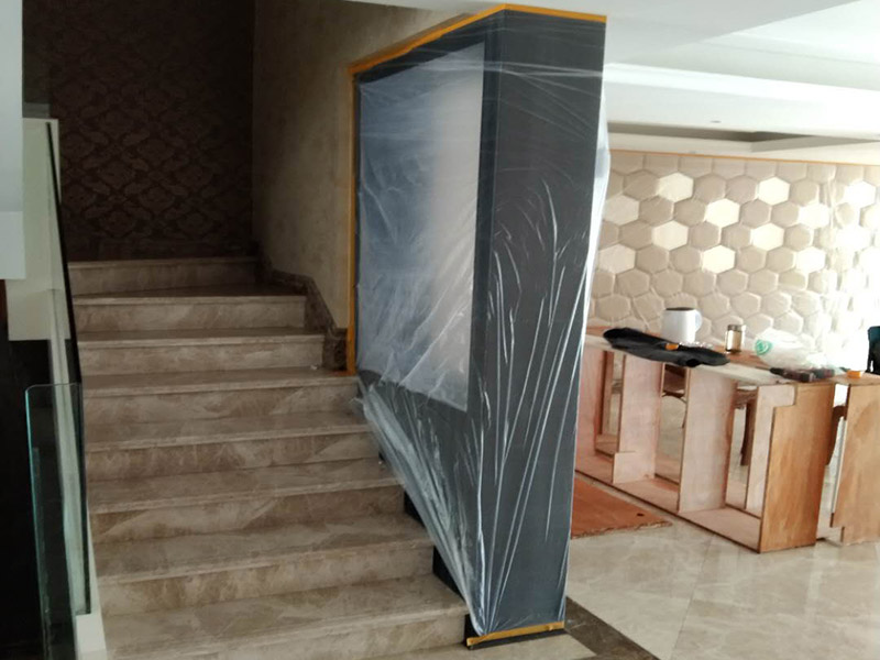 全屋成品保護(hù)措施：各種裝修物料的進(jìn)場以及各種建筑裝修垃圾的清理，都會(huì)經(jīng)過入戶門，這些物品在搬運(yùn)的過程中，難免會(huì)和入戶門發(fā)生磕碰，造成入戶門的磕碰劃傷，所以，第一個(gè)需要做好成品保護(hù)的地方就是入戶門。在裝修開工前直到家具進(jìn)場期間，都需要對入戶門進(jìn)行保護(hù)！可以使用成品保護(hù)膜將門包裹。 在進(jìn)行木門、櫥柜、家具等的相關(guān)的安裝或組裝的過程中，成品保護(hù)主要體現(xiàn)在兩個(gè)方面：一是原有的墻面、地面裝飾的保護(hù)，盡量避免因?yàn)檫@些安裝工程對已裝的部分造成破壞；二是安裝的物品本身的保護(hù)，注意不要在安裝過程中造成磕碰、劃傷等損傷。