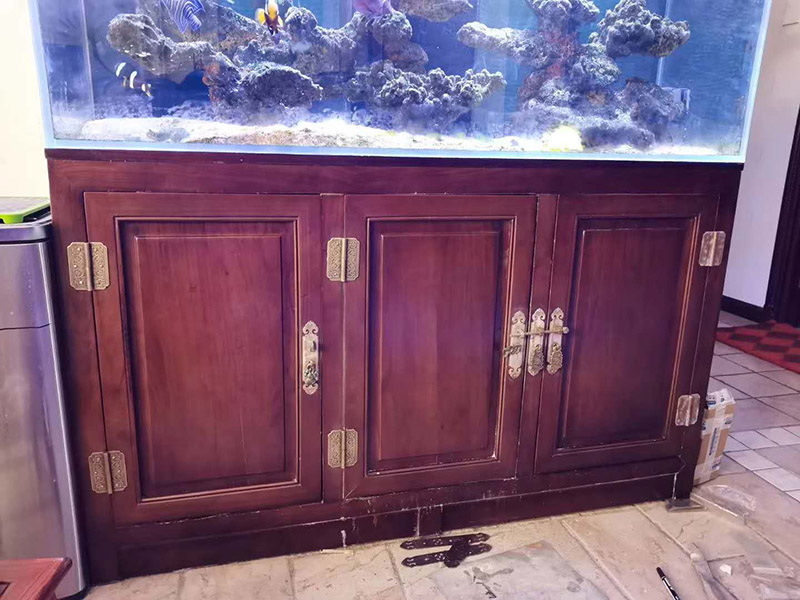 家具五金翻新安裝:1、取一個邊框和下封，用固定螺絲固定； 2、把du固定好的邊框放置地上，然后把移門板排列在邊框上面； 3、取另外一根邊框卡入排列好的移門板上，用螺絲固定下封和邊框； 4、卡入上封，用螺絲固定，同時固定好上滑輪； 5、上下螺絲都固定好后，用牽引螺絲把下滑輪固定在下封內(nèi)，完成安裝；