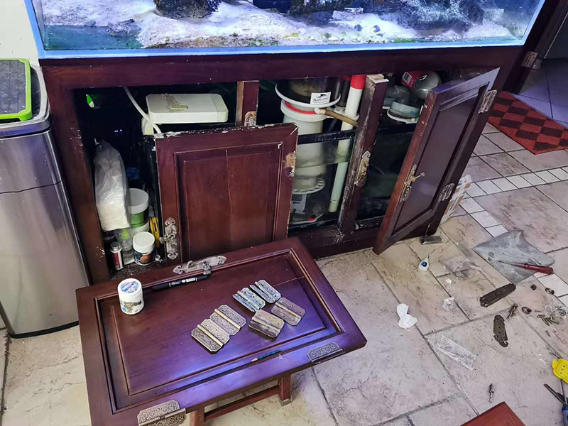 家具五金翻新安裝:1、取一個邊框和下封，用固定螺絲固定； 2、把du固定好的邊框放置地上，然后把移門板排列在邊框上面； 3、取另外一根邊框卡入排列好的移門板上，用螺絲固定下封和邊框； 4、卡入上封，用螺絲固定，同時固定好上滑輪； 5、上下螺絲都固定好后，用牽引螺絲把下滑輪固定在下封內(nèi)，完成安裝；