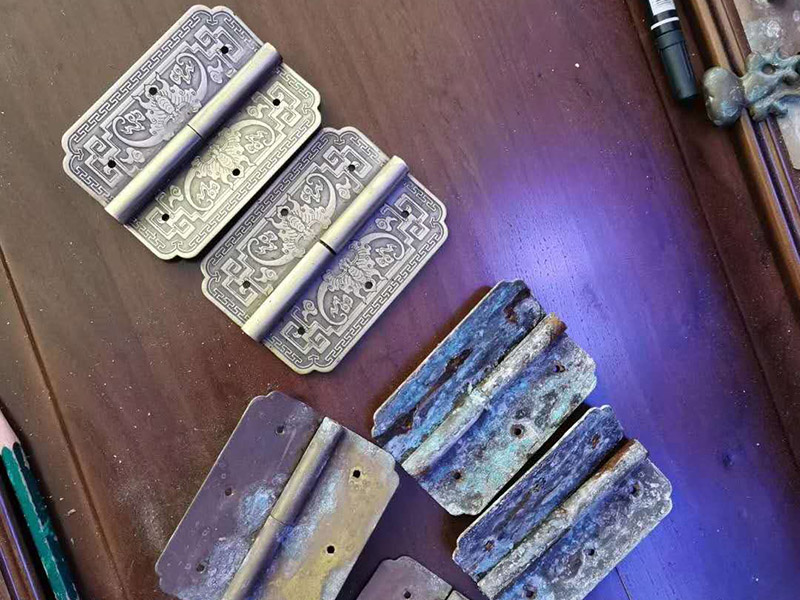 家具五金翻新安裝:1、取一個邊框和下封，用固定螺絲固定； 2、把du固定好的邊框放置地上，然后把移門板排列在邊框上面； 3、取另外一根邊框卡入排列好的移門板上，用螺絲固定下封和邊框； 4、卡入上封，用螺絲固定，同時固定好上滑輪； 5、上下螺絲都固定好后，用牽引螺絲把下滑輪固定在下封內(nèi)，完成安裝；