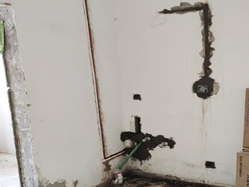 電路改造是重要的隱蔽工程之一，在施工中，電路改造的工序比較復(fù)雜，很容易會(huì)出現(xiàn)一些安全隱患，因此電路改造施工過(guò)程必須嚴(yán)格按規(guī)范進(jìn)行。很多朋友在裝修的時(shí)候沒(méi)有考慮到入住后的實(shí)際需要，往往對(duì)電線插座的安裝掉以輕心。到了入住就后悔莫及。因此，裝修時(shí)考慮清楚，以免讓電線插座給入住留下裝修遺憾。