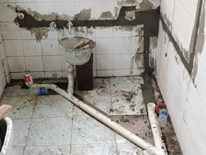 電路改造是重要的隱蔽工程之一，在施工中，電路改造的工序比較復(fù)雜，很容易會(huì)出現(xiàn)一些安全隱患，因此電路改造施工過(guò)程必須嚴(yán)格按規(guī)范進(jìn)行。很多朋友在裝修的時(shí)候沒(méi)有考慮到入住后的實(shí)際需要，往往對(duì)電線插座的安裝掉以輕心。到了入住就后悔莫及。因此，裝修時(shí)考慮清楚，以免讓電線插座給入住留下裝修遺憾。