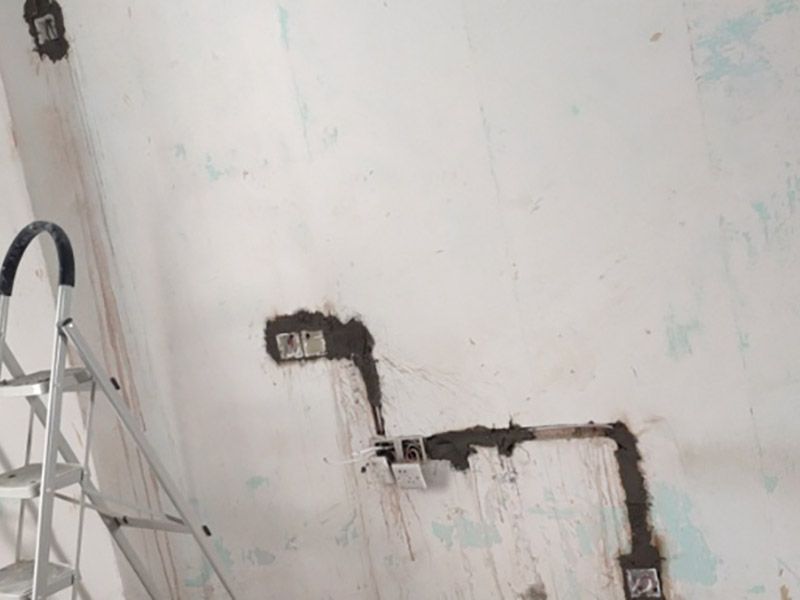 電路改造是重要的隱蔽工程之一，在施工中，電路改造的工序比較復(fù)雜，很容易會(huì)出現(xiàn)一些安全隱患，因此電路改造施工過(guò)程必須嚴(yán)格按規(guī)范進(jìn)行。很多朋友在裝修的時(shí)候沒(méi)有考慮到入住后的實(shí)際需要，往往對(duì)電線插座的安裝掉以輕心。到了入住就后悔莫及。因此，裝修時(shí)考慮清楚，以免讓電線插座給入住留下裝修遺憾。