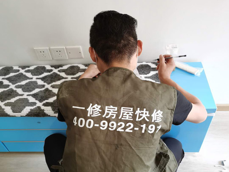 墻面換色家具保護(hù):第一就是可以貼壁紙，只是反而可能會(huì)把墻弄得花里胡哨的；第二在漆上做一些簡(jiǎn)單的線條或花紋，把粉色遮蓋住一些；第三就是只有鏟掉重新處理底子刷漆了，因?yàn)槠岣珊笫且粚幽ぁ?在裝修開(kāi)工前知道家具家電進(jìn)場(chǎng)，都應(yīng)當(dāng)使用成品保護(hù)膜將入戶門進(jìn)行包裹。 水電改造是基礎(chǔ)裝修，水電裝修的質(zhì)量好壞，直接決定著后期的施工和使用。因此，在進(jìn)行水電改造時(shí)，同樣需要做好成品保護(hù)工作。水電改造完成后，應(yīng)當(dāng)對(duì)各種管線進(jìn)行規(guī)范的固定，以防脫落;對(duì)裸露的線頭要進(jìn)行包裹，以防發(fā)生觸電的危險(xiǎn);做好地面裸線管的固定和保護(hù)，防止被踩