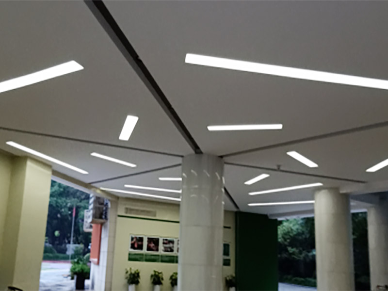 天花板燈具維修:首先在更換的時(shí)候需要將這個(gè)電源的閘給關(guān)掉，這樣才能夠讓自己更加安全。不然會(huì)危及生命。其次可以用吸盤或是吊鉤把這個(gè)電器旁邊的鋁扣板先扣住一個(gè)腳，然后再把整塊扣白以及相鄰幾塊取出，這樣就有空間來進(jìn)行更換燈的一個(gè)工作。最后摘下燈面板，就打開了吊頂燈的內(nèi)部，需要拔下舊的驅(qū)動(dòng)電源和燈板的插座，換上新的驅(qū)動(dòng)電源，接著將新燈電源插座接上，最后再把燈具面板安裝上。注意，裝燈面板時(shí)四周要與扣板對(duì)齊，如果沒有對(duì)齊安裝好，會(huì)導(dǎo)致燈罩墜落。