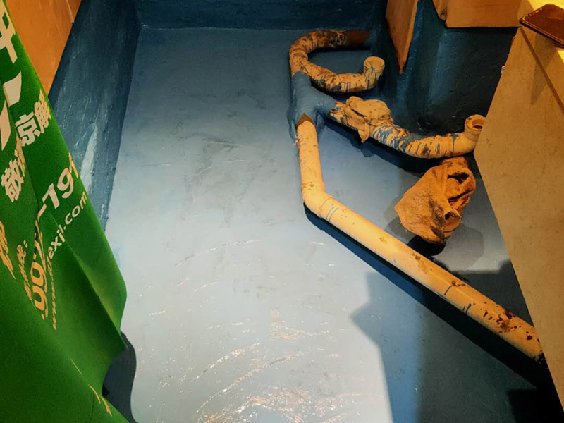 衛(wèi)生間地面防水處理：在進(jìn)行防水處理之前，一定先找平地面，如果地面不平或效果不好，可能造成因防水涂料薄厚不均而導(dǎo)致的開(kāi)裂滲漏。地漏，墻角，管跟等接縫處要使用高彈性的柔性防水涂刷，因?yàn)樾l(wèi)生間的墻與地面之間的接縫處會(huì)移位最容易滲水。 防水層做好后要留余一定的時(shí)間，讓防水層與建筑更好的融為一體，然后在防水層上做保護(hù)層在鋪地磚，施工過(guò)程中，可千萬(wàn)馬虎不得。要盡量的保護(hù)防水層。 防水是隱蔽工程，后續(xù)的施工也有可能會(huì)破壞防水層，如果地磚已鋪設(shè)完畢，可千萬(wàn)不要砸地磚，用專業(yè)的補(bǔ)縫防水材料，把所有的縫隙堵住做好防水就好了。也同樣適用于衛(wèi)生間防水層失效后防水工程。
