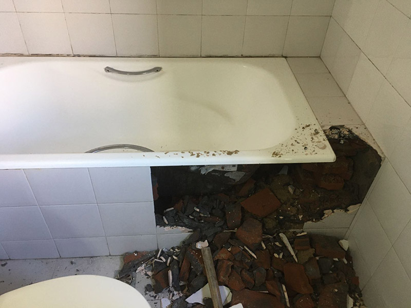 浴缸拆除防水案例：1.衛(wèi)生間地面先做找平。如果要更換衛(wèi)生間的地磚，在將原有地磚鑿去之后，一定要先用水泥砂漿將地面找平，然后再做防水處理。這樣可避免防水涂料因薄厚不均而造成滲漏。 2、接縫處要涂刷到位。衛(wèi)生間墻地面之間的接縫以及上下水管道與地面的接縫處，是最容易出現(xiàn)問題的地方。在施工中，一定要督促工人處理好這些邊角地方，將防水涂料涂抹&ldquo;到位&rdquo;。 3、墻面處理也很重要。在一般的衛(wèi)生間防水處理中，墻面上也要做大約30厘米高的防水涂料，以防積水滲透墻面。但如果是衛(wèi)生間的墻面是非承重的輕體墻，就要將整個墻面滿涂防水涂料。 4、防水實驗一定要做。在衛(wèi)生間施工完畢后，將衛(wèi)生間的所有下水堵住，并在門口砌一道25厘米高的&ldquo;坎&rdquo;，然后在衛(wèi)生間中灌入20厘米高的水。在24小時后，再檢查四周墻面和地面有無滲漏現(xiàn)象。這種24小時的防水實驗。