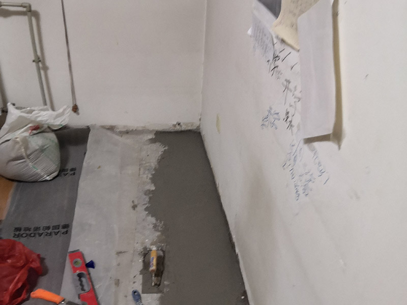 地板下水管漏水維修:關(guān)閉閥門，找出水管的位置走向，找到和主管連接的活接。埋在磚下的或是鐵管或熱熔管，一般鐵管出現(xiàn)漏水的情況多?？臻g不足，或采用明管影響美觀，通行及擺放物品時，就要除掉地磚重新?lián)Q管。先把地磚水管位置刨開，露出里面的管道。若是熱熔管，需要熱熔工具，可以找施工人員更換。水管更換完畢，一定要打開閥門試水。仔細觀察接頭處是否有滲漏滴水情況。 當沒有滲水情況時，才可以重新鋪磚覆蓋。