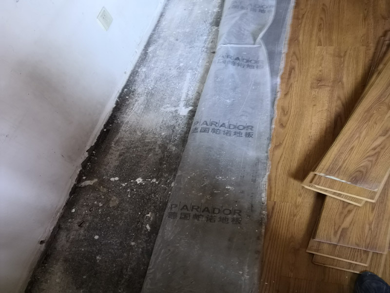 地板下水管漏水維修:關(guān)閉閥門，找出水管的位置走向，找到和主管連接的活接。埋在磚下的或是鐵管或熱熔管，一般鐵管出現(xiàn)漏水的情況多?？臻g不足，或采用明管影響美觀，通行及擺放物品時，就要除掉地磚重新?lián)Q管。先把地磚水管位置刨開，露出里面的管道。若是熱熔管，需要熱熔工具，可以找施工人員更換。水管更換完畢，一定要打開閥門試水。仔細觀察接頭處是否有滲漏滴水情況。 當沒有滲水情況時，才可以重新鋪磚覆蓋。