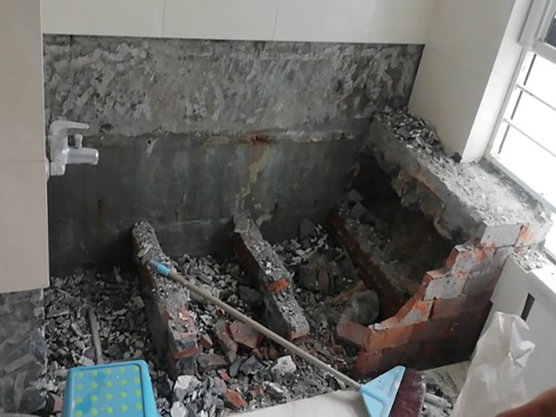 衛(wèi)生間防水改造:改造之前你需要將這些不滿意的地方進(jìn)行拆除，且拆除之后的垃圾也要及時(shí)清理，避免阻礙施工進(jìn)程。將不需要或是不滿意的地方進(jìn)行拆除后，留下的成品需要進(jìn)行施工保護(hù)，防止磕碰到，還可防止被上面的重物或是棱角碰壞。 衛(wèi)生間的水、水蒸氣極其常見，防水做不好極易導(dǎo)致墻面潮濕、發(fā)霉，電路出現(xiàn)問題等的情況。衛(wèi)生間墻面上要做大約30厘米的防水涂料，以防積水浸透墻面，且要保證涂刷厚度均勻，還需要處理好地面和墻面交界處的各類管件的涂刷。待防水處理完全確定后，等待地面干透就可以做后續(xù)的工程了。 地磚鋪設(shè)之前再做一次閉水試驗(yàn)或直接再做一次防水，同時(shí)要了解地面水管電線的布局，以便之后檢查修理，另外在鋪設(shè)前注意將地磚浸泡30分鐘，以地磚完全浸泡后不冒氣泡為宜