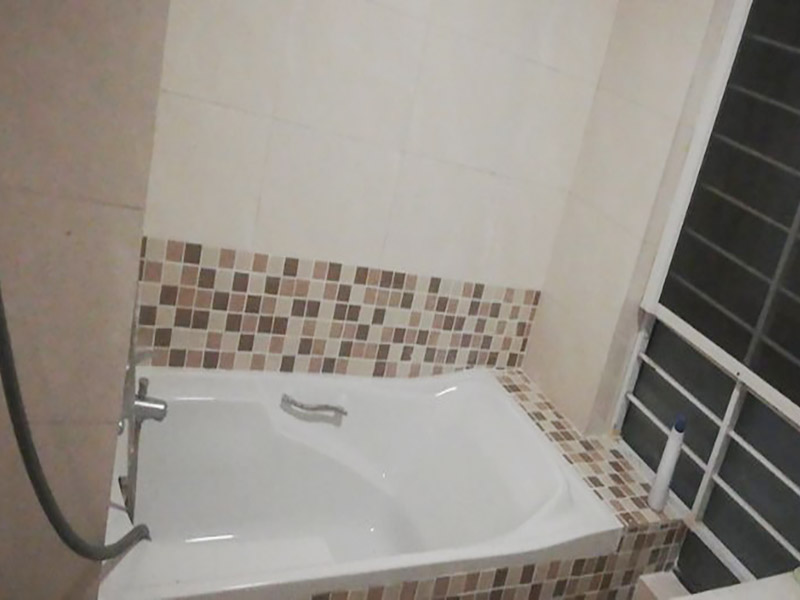 衛(wèi)生間防水改造:改造之前你需要將這些不滿意的地方進(jìn)行拆除，且拆除之后的垃圾也要及時(shí)清理，避免阻礙施工進(jìn)程。將不需要或是不滿意的地方進(jìn)行拆除后，留下的成品需要進(jìn)行施工保護(hù)，防止磕碰到，還可防止被上面的重物或是棱角碰壞。 衛(wèi)生間的水、水蒸氣極其常見，防水做不好極易導(dǎo)致墻面潮濕、發(fā)霉，電路出現(xiàn)問題等的情況。衛(wèi)生間墻面上要做大約30厘米的防水涂料，以防積水浸透墻面，且要保證涂刷厚度均勻，還需要處理好地面和墻面交界處的各類管件的涂刷。待防水處理完全確定后，等待地面干透就可以做后續(xù)的工程了。 地磚鋪設(shè)之前再做一次閉水試驗(yàn)或直接再做一次防水，同時(shí)要了解地面水管電線的布局，以便之后檢查修理，另外在鋪設(shè)前注意將地磚浸泡30分鐘，以地磚完全浸泡后不冒氣泡為宜