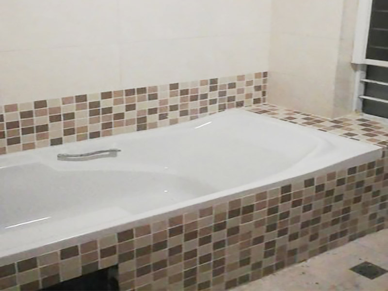 衛(wèi)生間防水改造:改造之前你需要將這些不滿意的地方進(jìn)行拆除，且拆除之后的垃圾也要及時(shí)清理，避免阻礙施工進(jìn)程。將不需要或是不滿意的地方進(jìn)行拆除后，留下的成品需要進(jìn)行施工保護(hù)，防止磕碰到，還可防止被上面的重物或是棱角碰壞。 衛(wèi)生間的水、水蒸氣極其常見，防水做不好極易導(dǎo)致墻面潮濕、發(fā)霉，電路出現(xiàn)問題等的情況。衛(wèi)生間墻面上要做大約30厘米的防水涂料，以防積水浸透墻面，且要保證涂刷厚度均勻，還需要處理好地面和墻面交界處的各類管件的涂刷。待防水處理完全確定后，等待地面干透就可以做后續(xù)的工程了。 地磚鋪設(shè)之前再做一次閉水試驗(yàn)或直接再做一次防水，同時(shí)要了解地面水管電線的布局，以便之后檢查修理，另外在鋪設(shè)前注意將地磚浸泡30分鐘，以地磚完全浸泡后不冒氣泡為宜