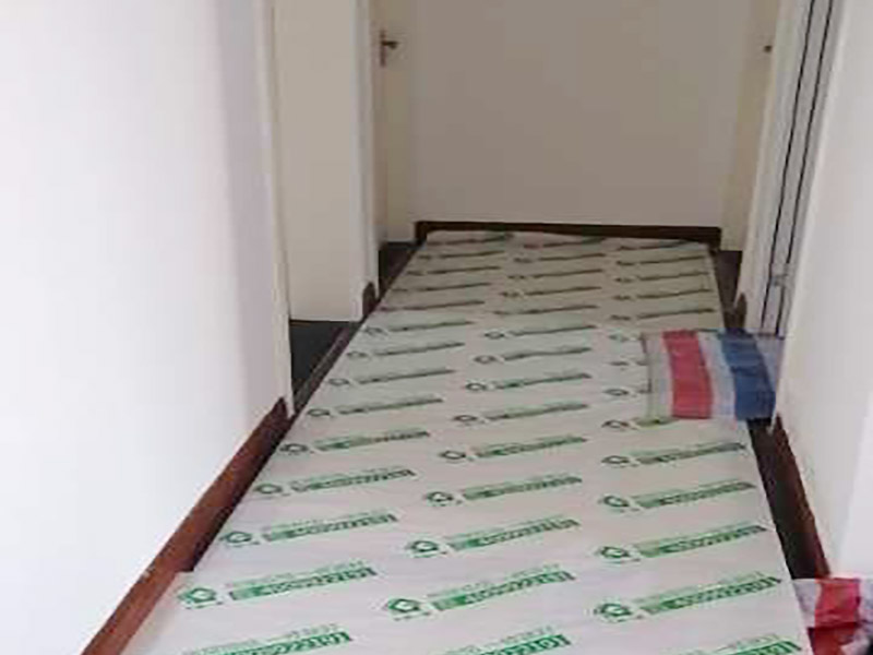 浴缸拆除改造維修:改造之前你需要將這些不滿意的地方進(jìn)行拆除，且拆除之后的垃圾也要及時(shí)清理，避免阻礙施工進(jìn)程。將不需要或是不滿意的地方進(jìn)行拆除后，留下的成品需要進(jìn)行施工保護(hù)，防止磕碰到，還可防止被上面的重物或是棱角碰壞。拆除工作還挺麻煩。把浴缸抬起后，側(cè)邊的紅磚也要用大錘敲干凈。敲完之后記得及時(shí)處理干凈地面的建筑垃圾。