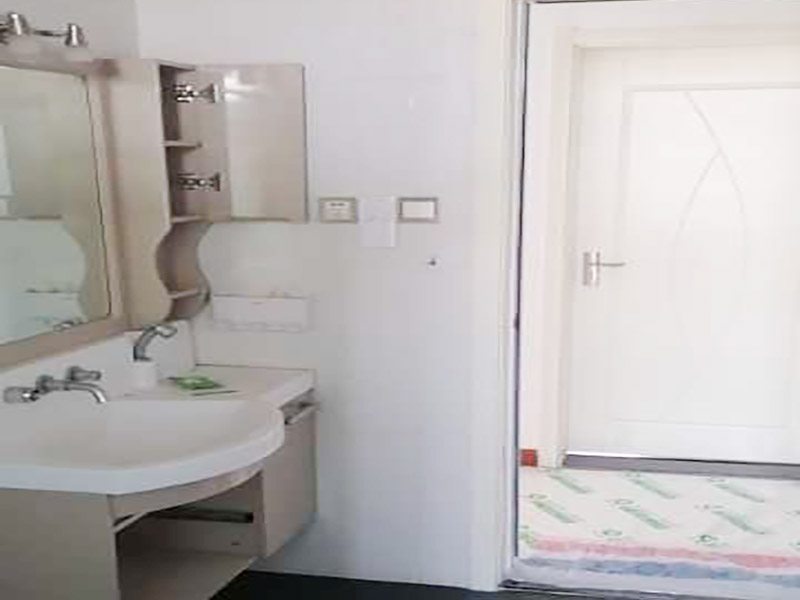 浴缸拆除改造維修:改造之前你需要將這些不滿意的地方進(jìn)行拆除，且拆除之后的垃圾也要及時(shí)清理，避免阻礙施工進(jìn)程。將不需要或是不滿意的地方進(jìn)行拆除后，留下的成品需要進(jìn)行施工保護(hù)，防止磕碰到，還可防止被上面的重物或是棱角碰壞。拆除工作還挺麻煩。把浴缸抬起后，側(cè)邊的紅磚也要用大錘敲干凈。敲完之后記得及時(shí)處理干凈地面的建筑垃圾。