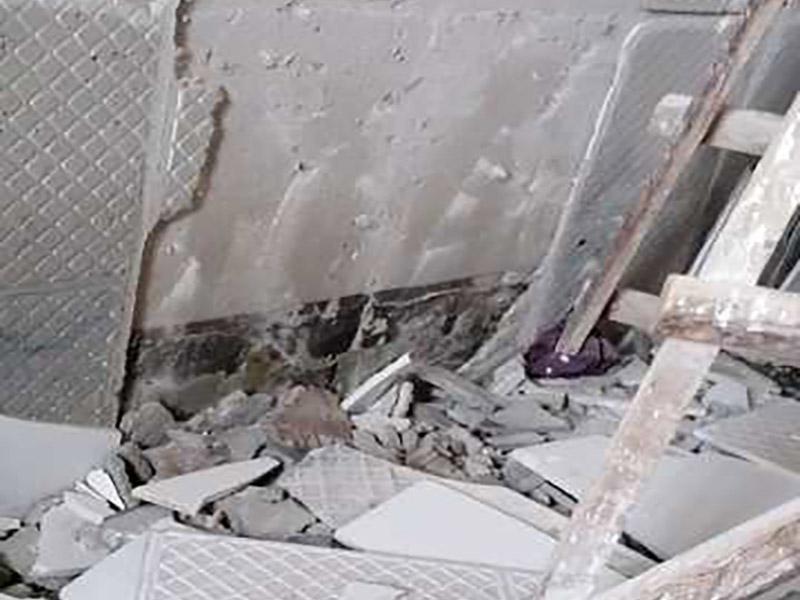 浴缸拆除改造維修:改造之前你需要將這些不滿意的地方進(jìn)行拆除，且拆除之后的垃圾也要及時(shí)清理，避免阻礙施工進(jìn)程。將不需要或是不滿意的地方進(jìn)行拆除后，留下的成品需要進(jìn)行施工保護(hù)，防止磕碰到，還可防止被上面的重物或是棱角碰壞。拆除工作還挺麻煩。把浴缸抬起后，側(cè)邊的紅磚也要用大錘敲干凈。敲完之后記得及時(shí)處理干凈地面的建筑垃圾。