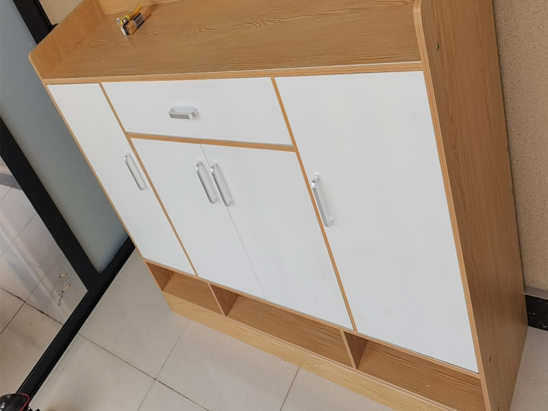 鞋柜櫥柜門組裝：1、貼準(zhǔn)櫥柜基準(zhǔn)線實(shí)行安裝：在櫥柜安裝設(shè)計(jì)里，先在安裝位置畫上基準(zhǔn)線，方便進(jìn)行校對，保證每一個(gè)櫥柜之間保持整齊； 2、別遺漏任何一顆螺絲釘：在安裝柜門時(shí)，需要很多螺絲釘，確保每一顆螺絲釘不能遺漏，否則無法保證櫥柜門的使用效果； 3、鉸鏈安裝：鉸鏈相當(dāng)于櫥柜門的鎖，安裝在柜門后面，通過彈簧滑動(dòng)裝置來控制，使用方便。