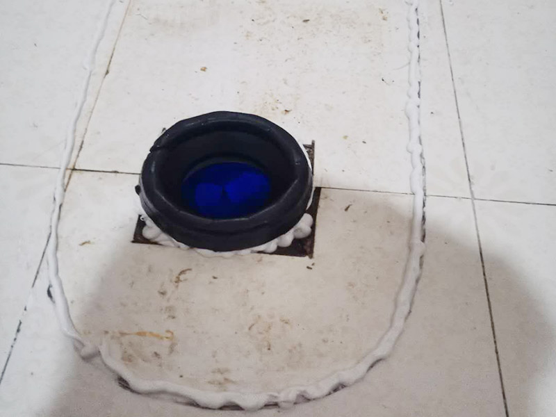 馬桶止逆閥安裝： 1、檢查排污管道與地面水平度：在安裝馬桶前應(yīng)先對(duì)排污管道進(jìn)行全面檢查，看管道內(nèi)是否有泥砂、廢紙等雜物堵塞，同時(shí)檢查馬桶安裝位的地面前后左右是否水平，如發(fā)現(xiàn)地面不平，在安裝時(shí)應(yīng)將地面找平。 2、確定排污管中心：翻轉(zhuǎn)馬桶，在馬桶排污口上確定中心，并劃出十字中心線，中心線應(yīng)延伸到馬桶底部四周腳邊。 3、固定馬桶：將馬桶上的與地面排污口的十字線對(duì)準(zhǔn)，保持水平安裝馬桶，并用力壓緊密封圈，安裝上地腳螺絲及裝飾帽。 4、做好底部密封：在馬桶排污口上安裝好專用密封圈，或在四周打上一圈玻璃膠(油灰)或水泥砂漿，水泥與砂的比例為1：3。 5、安裝水箱配件：放水3-5分鐘沖洗管道，以保證自來水管的清潔;再安裝角閥和連接軟管，然后將軟管與安裝的水箱配件進(jìn)水閥連接并按通水源。 6、調(diào)試檢驗(yàn)：檢查進(jìn)水閥進(jìn)水及密封是否正常，檢查排水閥安裝位置是否靈活，有無卡阻及滲漏，有無漏裝進(jìn)水閥過濾裝置等