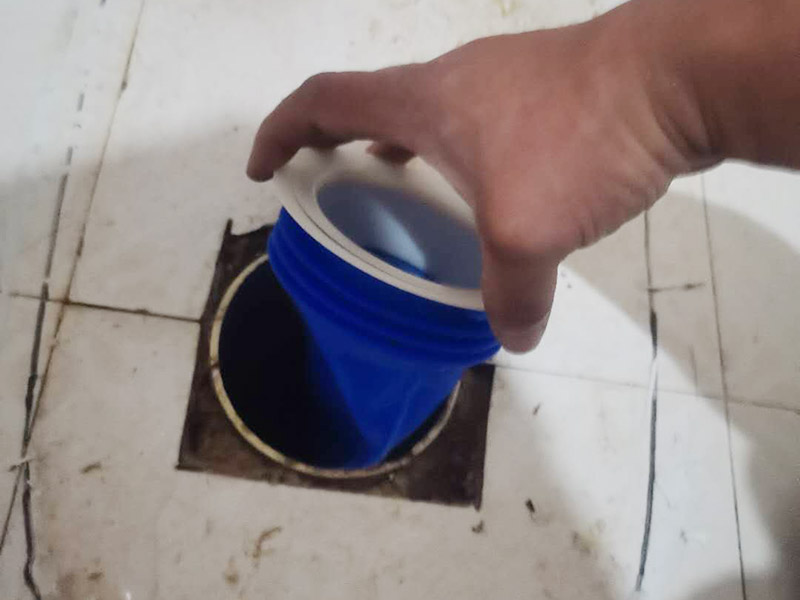 馬桶止逆閥安裝： 1、檢查排污管道與地面水平度：在安裝馬桶前應(yīng)先對(duì)排污管道進(jìn)行全面檢查，看管道內(nèi)是否有泥砂、廢紙等雜物堵塞，同時(shí)檢查馬桶安裝位的地面前后左右是否水平，如發(fā)現(xiàn)地面不平，在安裝時(shí)應(yīng)將地面找平。 2、確定排污管中心：翻轉(zhuǎn)馬桶，在馬桶排污口上確定中心，并劃出十字中心線，中心線應(yīng)延伸到馬桶底部四周腳邊。 3、固定馬桶：將馬桶上的與地面排污口的十字線對(duì)準(zhǔn)，保持水平安裝馬桶，并用力壓緊密封圈，安裝上地腳螺絲及裝飾帽。 4、做好底部密封：在馬桶排污口上安裝好專用密封圈，或在四周打上一圈玻璃膠(油灰)或水泥砂漿，水泥與砂的比例為1：3。 5、安裝水箱配件：放水3-5分鐘沖洗管道，以保證自來水管的清潔;再安裝角閥和連接軟管，然后將軟管與安裝的水箱配件進(jìn)水閥連接并按通水源。 6、調(diào)試檢驗(yàn)：檢查進(jìn)水閥進(jìn)水及密封是否正常，檢查排水閥安裝位置是否靈活，有無卡阻及滲漏，有無漏裝進(jìn)水閥過濾裝置等