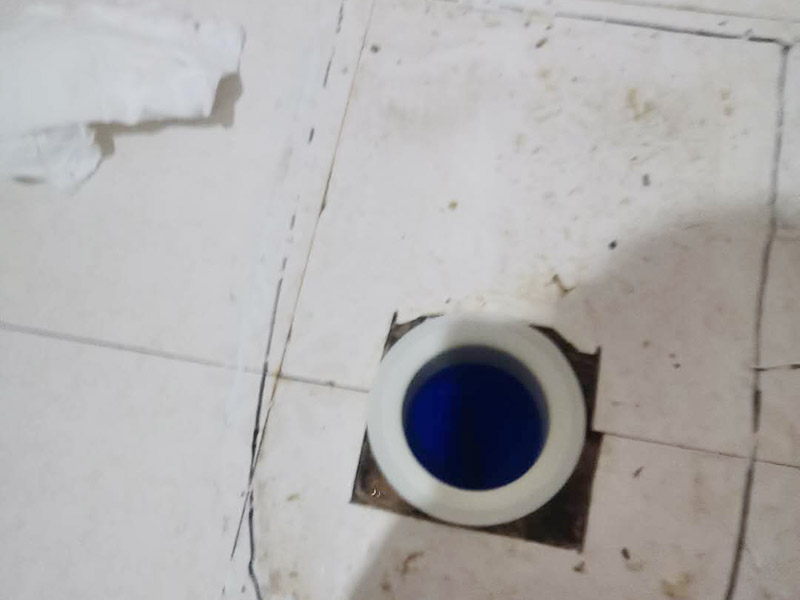 馬桶止逆閥安裝： 1、檢查排污管道與地面水平度：在安裝馬桶前應(yīng)先對(duì)排污管道進(jìn)行全面檢查，看管道內(nèi)是否有泥砂、廢紙等雜物堵塞，同時(shí)檢查馬桶安裝位的地面前后左右是否水平，如發(fā)現(xiàn)地面不平，在安裝時(shí)應(yīng)將地面找平。 2、確定排污管中心：翻轉(zhuǎn)馬桶，在馬桶排污口上確定中心，并劃出十字中心線，中心線應(yīng)延伸到馬桶底部四周腳邊。 3、固定馬桶：將馬桶上的與地面排污口的十字線對(duì)準(zhǔn)，保持水平安裝馬桶，并用力壓緊密封圈，安裝上地腳螺絲及裝飾帽。 4、做好底部密封：在馬桶排污口上安裝好專用密封圈，或在四周打上一圈玻璃膠(油灰)或水泥砂漿，水泥與砂的比例為1：3。 5、安裝水箱配件：放水3-5分鐘沖洗管道，以保證自來水管的清潔;再安裝角閥和連接軟管，然后將軟管與安裝的水箱配件進(jìn)水閥連接并按通水源。 6、調(diào)試檢驗(yàn)：檢查進(jìn)水閥進(jìn)水及密封是否正常，檢查排水閥安裝位置是否靈活，有無卡阻及滲漏，有無漏裝進(jìn)水閥過濾裝置等