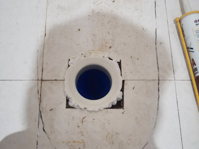 馬桶止逆閥安裝： 1、檢查排污管道與地面水平度：在安裝馬桶前應(yīng)先對(duì)排污管道進(jìn)行全面檢查，看管道內(nèi)是否有泥砂、廢紙等雜物堵塞，同時(shí)檢查馬桶安裝位的地面前后左右是否水平，如發(fā)現(xiàn)地面不平，在安裝時(shí)應(yīng)將地面找平。 2、確定排污管中心：翻轉(zhuǎn)馬桶，在馬桶排污口上確定中心，并劃出十字中心線，中心線應(yīng)延伸到馬桶底部四周腳邊。 3、固定馬桶：將馬桶上的與地面排污口的十字線對(duì)準(zhǔn)，保持水平安裝馬桶，并用力壓緊密封圈，安裝上地腳螺絲及裝飾帽。 4、做好底部密封：在馬桶排污口上安裝好專用密封圈，或在四周打上一圈玻璃膠(油灰)或水泥砂漿，水泥與砂的比例為1：3。 5、安裝水箱配件：放水3-5分鐘沖洗管道，以保證自來水管的清潔;再安裝角閥和連接軟管，然后將軟管與安裝的水箱配件進(jìn)水閥連接并按通水源。 6、調(diào)試檢驗(yàn)：檢查進(jìn)水閥進(jìn)水及密封是否正常，檢查排水閥安裝位置是否靈活，有無卡阻及滲漏，有無漏裝進(jìn)水閥過濾裝置等