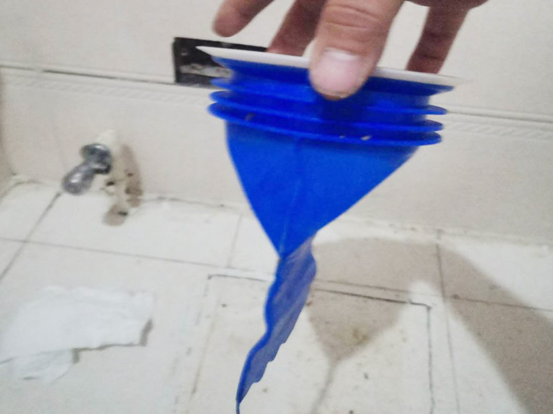 馬桶止逆閥安裝： 1、檢查排污管道與地面水平度：在安裝馬桶前應(yīng)先對(duì)排污管道進(jìn)行全面檢查，看管道內(nèi)是否有泥砂、廢紙等雜物堵塞，同時(shí)檢查馬桶安裝位的地面前后左右是否水平，如發(fā)現(xiàn)地面不平，在安裝時(shí)應(yīng)將地面找平。 2、確定排污管中心：翻轉(zhuǎn)馬桶，在馬桶排污口上確定中心，并劃出十字中心線，中心線應(yīng)延伸到馬桶底部四周腳邊。 3、固定馬桶：將馬桶上的與地面排污口的十字線對(duì)準(zhǔn)，保持水平安裝馬桶，并用力壓緊密封圈，安裝上地腳螺絲及裝飾帽。 4、做好底部密封：在馬桶排污口上安裝好專用密封圈，或在四周打上一圈玻璃膠(油灰)或水泥砂漿，水泥與砂的比例為1：3。 5、安裝水箱配件：放水3-5分鐘沖洗管道，以保證自來水管的清潔;再安裝角閥和連接軟管，然后將軟管與安裝的水箱配件進(jìn)水閥連接并按通水源。 6、調(diào)試檢驗(yàn)：檢查進(jìn)水閥進(jìn)水及密封是否正常，檢查排水閥安裝位置是否靈活，有無卡阻及滲漏，有無漏裝進(jìn)水閥過濾裝置等