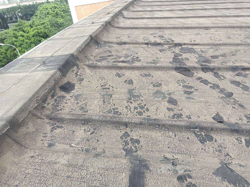 廠房屋頂防水處理：首先，用水泥砂漿找平，同時(shí)做好防水層和保護(hù)層，然后，檢查基層處理并進(jìn)行清理，要求不能有任何雜質(zhì)，且屋面必須保持干燥，否則會(huì)直接影響防水效果，最后，根據(jù)當(dāng)天的施工量配置相應(yīng)的瀝青，并參照從高到低、從遠(yuǎn)到近的順序，開(kāi)始鋪貼屋面防水卷材。