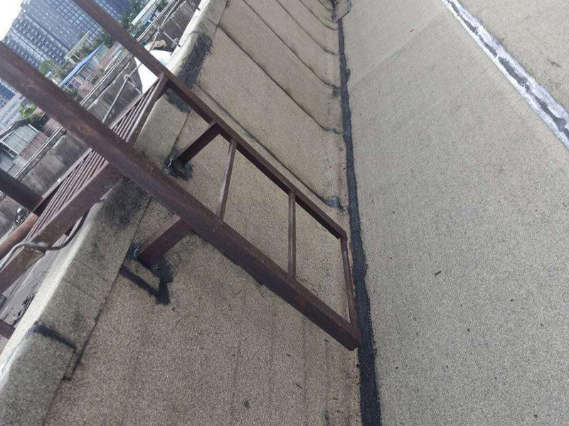 廠房屋頂防水處理：首先，用水泥砂漿找平，同時(shí)做好防水層和保護(hù)層，然后，檢查基層處理并進(jìn)行清理，要求不能有任何雜質(zhì)，且屋面必須保持干燥，否則會(huì)直接影響防水效果，最后，根據(jù)當(dāng)天的施工量配置相應(yīng)的瀝青，并參照從高到低、從遠(yuǎn)到近的順序，開(kāi)始鋪貼屋面防水卷材。