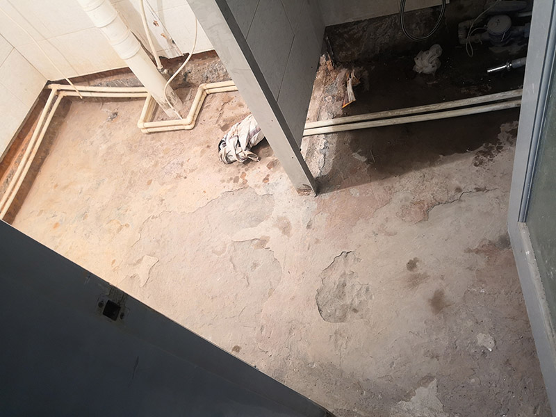 衛(wèi)生間地面找平防水:衛(wèi)生間做防水處理的第一步就是涂抹防水涂料，但是因為普通的住宅衛(wèi)生間普遍都比較小，并且都會有管線穿過樓板的情況，因此在做衛(wèi)生間防水時一般都是涂抹防水涂料而不是采用卷材來進行防水。 涂刷完防水涂料之后，再等涂料完全干燥后就可以進行閉水試驗了。做閉水試驗之前需要把衛(wèi)生間的所有出入水口都堵住，然后在衛(wèi)生間里放水，高大致在2厘米左右即可，然后等到第二天看一下衛(wèi)生間樓下的天花板有沒有漏水，還有看一下衛(wèi)生間隔壁的墻體是否有滲水的情況。 衛(wèi)生間防水處理的工作做完以后還需要將衛(wèi)生間的一些垃圾和廢棄的工具都清理干凈，要保持地面和衛(wèi)生間墻體的整潔。