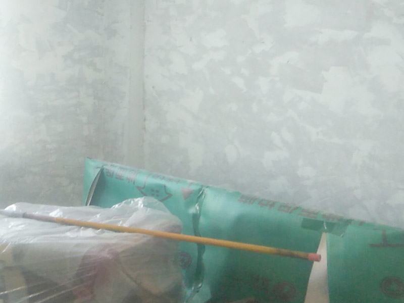 墻面鏟除翻新施工：在墻面翻新前，需要先將舊漆回面鏟除干凈，答之后在進行打磨，將墻面的浮沉雜物都清理干凈。如果墻面有凹凸不平的情況，要先用膩子修補，如果墻面出現(xiàn)空鼓的現(xiàn)象，也要將整面的墻皮進行鏟除，在做后續(xù)的處理。基層做完后，需要將施工區(qū)域的家具物件移除，避免在翻新過程中，使家具受到損傷。 在刮膩子之前，先用尺子檢測一下墻面的平整度，在施工時，對不平整的地方進行多次涂刮，修補好不平整的區(qū)域。一般膩子刮兩遍即可，每次膩子刮完后要進行打磨，可以讓墻面更加光滑。膩子干透后，再對墻面進行油漆涂刷，底漆要先刷，施工力度要均勻，這樣漆膜厚度也相對一致，然后開始面漆施工，一定要讓漆面自然干透。