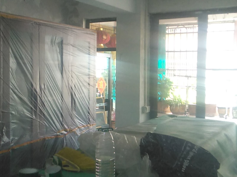 墻面鏟除翻新施工：在墻面翻新前，需要先將舊漆回面鏟除干凈，答之后在進行打磨，將墻面的浮沉雜物都清理干凈。如果墻面有凹凸不平的情況，要先用膩子修補，如果墻面出現(xiàn)空鼓的現(xiàn)象，也要將整面的墻皮進行鏟除，在做后續(xù)的處理?；鶎幼鐾旰?，需要將施工區(qū)域的家具物件移除，避免在翻新過程中，使家具受到損傷。 在刮膩子之前，先用尺子檢測一下墻面的平整度，在施工時，對不平整的地方進行多次涂刮，修補好不平整的區(qū)域。一般膩子刮兩遍即可，每次膩子刮完后要進行打磨，可以讓墻面更加光滑。膩子干透后，再對墻面進行油漆涂刷，底漆要先刷，施工力度要均勻，這樣漆膜厚度也相對一致，然后開始面漆施工，一定要讓漆面自然干透。