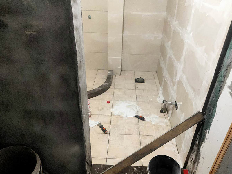 衛(wèi)生間瓷磚鋪貼：應(yīng)全部清理墻面上的各類污物，打掃干凈現(xiàn)場，特別是腳落里。用泥刀先批墻，后用水泥漿找平。這個工序很重要，確保底子平，防止貼后空鼓。墻面要刷防水涂料，防止貼后浸水，根據(jù)設(shè)計鋪貼圖樣的要求，確定排磚方案，用墨斗彈線，以減少施工損耗。