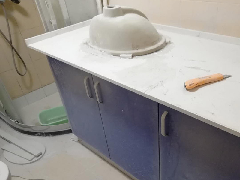 浴室柜裝修安裝:掛墻式浴室柜主柜安裝方法，按柜子掛鐵片的孔位、孔距，量出孔在墻面上的位置。用沖擊鉆在墻面上打孔，再用已有的爆炸螺絲把柜子安裝在墻上。還有用水平尺測量柜子是否安裝水平，再把臺面盆放在柜子上面。浴室柜一般距離地面的高度是80cm-85cm，根據(jù)使用人的身高和習(xí)慣可以略做調(diào)節(jié)。