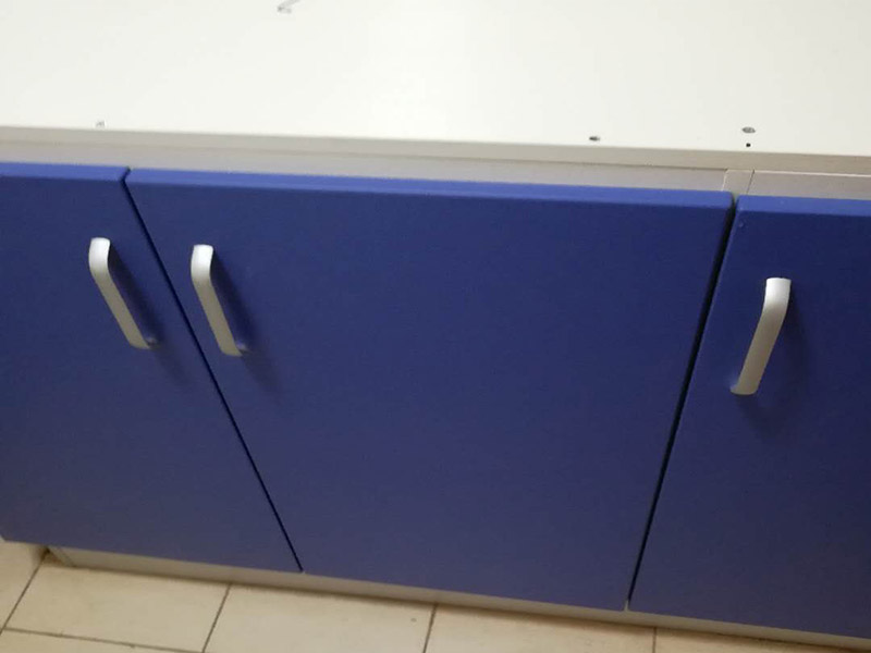 浴室柜裝修安裝:掛墻式浴室柜主柜安裝方法，按柜子掛鐵片的孔位、孔距，量出孔在墻面上的位置。用沖擊鉆在墻面上打孔，再用已有的爆炸螺絲把柜子安裝在墻上。還有用水平尺測量柜子是否安裝水平，再把臺面盆放在柜子上面。浴室柜一般距離地面的高度是80cm-85cm，根據(jù)使用人的身高和習(xí)慣可以略做調(diào)節(jié)。