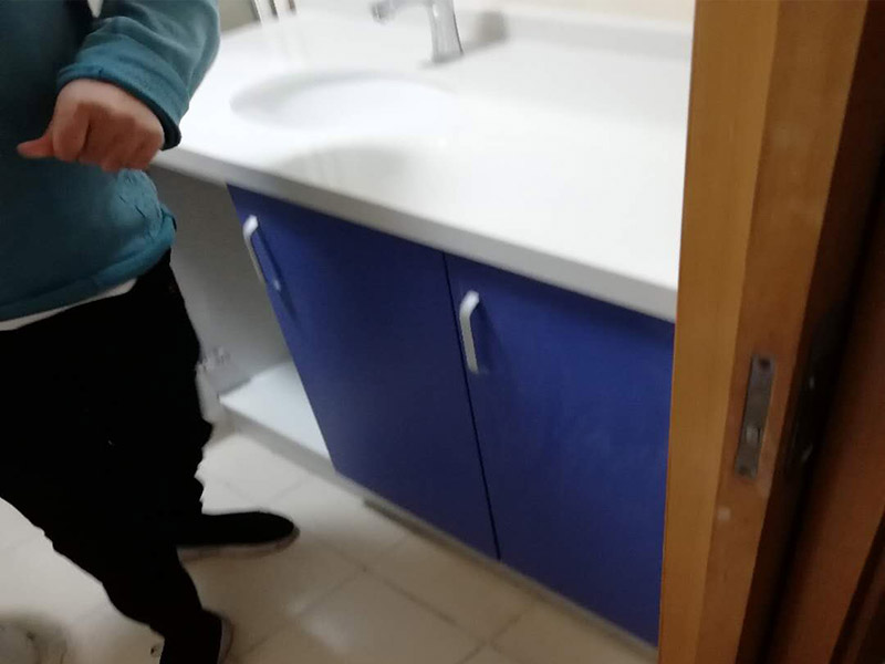 浴室柜裝修安裝:掛墻式浴室柜主柜安裝方法，按柜子掛鐵片的孔位、孔距，量出孔在墻面上的位置。用沖擊鉆在墻面上打孔，再用已有的爆炸螺絲把柜子安裝在墻上。還有用水平尺測量柜子是否安裝水平，再把臺面盆放在柜子上面。浴室柜一般距離地面的高度是80cm-85cm，根據(jù)使用人的身高和習(xí)慣可以略做調(diào)節(jié)。