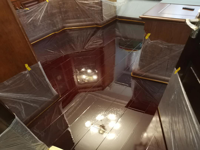 地板打蠟維修:中性全能清潔劑以1:30的比例注入洗地機(jī)刷洗地板(去油，去污)干凈。污水用吸水機(jī)吸干，待地板風(fēng)干即可;地板蠟水，倒入榨水車內(nèi)蠟拖沾蠟水榨去多余的蠟水。拖地板面，拖蠟時(shí)注意向一個(gè)方向拖(要么左右方向，要么前后方向)把蠟均勻涂于地面不要漏拖。布完第一層蠟待30-50分鐘后蠟干了方可拖第二層蠟步驟同上;地板蠟第一次打完蠟無須拋光，打2-3次即可拋光，用百潔墊配洗地機(jī)拋光。蠟表面不亮，有污漬均可拋光，表面即光亮如新。如此反復(fù)拋光5-10次拋光不亮?xí)r說明地板無蠟則需重新打蠟。