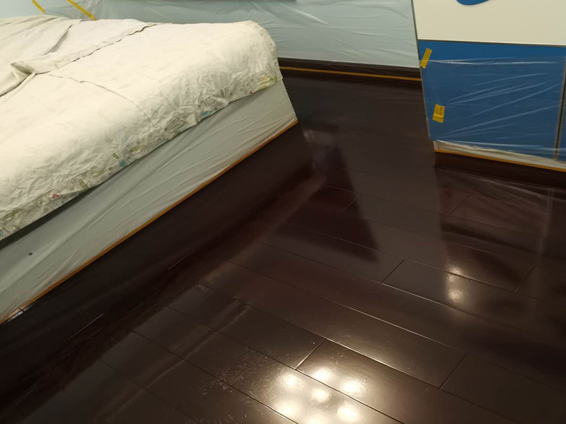 地板打蠟維修:中性全能清潔劑以1:30的比例注入洗地機(jī)刷洗地板(去油，去污)干凈。污水用吸水機(jī)吸干，待地板風(fēng)干即可;地板蠟水，倒入榨水車內(nèi)蠟拖沾蠟水榨去多余的蠟水。拖地板面，拖蠟時(shí)注意向一個(gè)方向拖(要么左右方向，要么前后方向)把蠟均勻涂于地面不要漏拖。布完第一層蠟待30-50分鐘后蠟干了方可拖第二層蠟步驟同上;地板蠟第一次打完蠟無須拋光，打2-3次即可拋光，用百潔墊配洗地機(jī)拋光。蠟表面不亮，有污漬均可拋光，表面即光亮如新。如此反復(fù)拋光5-10次拋光不亮?xí)r說明地板無蠟則需重新打蠟。