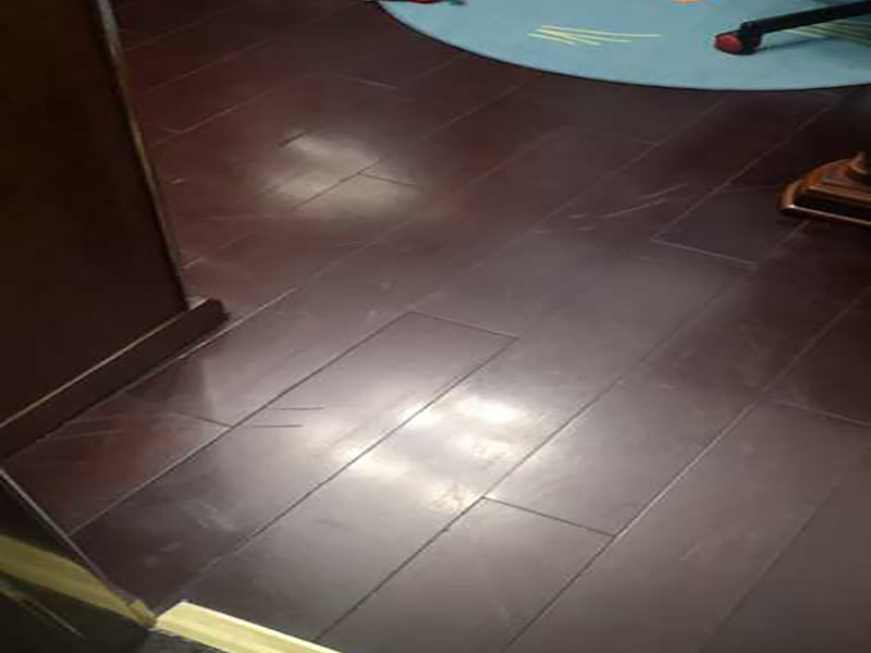 地板打蠟維修:中性全能清潔劑以1:30的比例注入洗地機(jī)刷洗地板(去油，去污)干凈。污水用吸水機(jī)吸干，待地板風(fēng)干即可;地板蠟水，倒入榨水車內(nèi)蠟拖沾蠟水榨去多余的蠟水。拖地板面，拖蠟時(shí)注意向一個(gè)方向拖(要么左右方向，要么前后方向)把蠟均勻涂于地面不要漏拖。布完第一層蠟待30-50分鐘后蠟干了方可拖第二層蠟步驟同上;地板蠟第一次打完蠟無須拋光，打2-3次即可拋光，用百潔墊配洗地機(jī)拋光。蠟表面不亮，有污漬均可拋光，表面即光亮如新。如此反復(fù)拋光5-10次拋光不亮?xí)r說明地板無蠟則需重新打蠟。