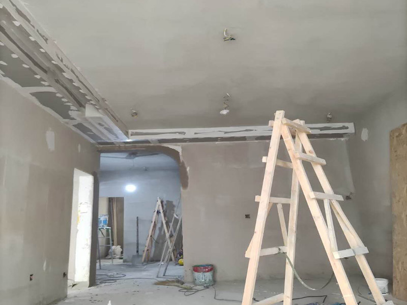 客廳吊頂造型施工：在客廳四周做吊頂，中間不做吊頂。這種吊頂可用木材夾板成型，設(shè)計成各種形狀，在配以射燈或筒燈，在不吊頂?shù)闹虚g不分配上新穎的吸頂燈。這樣會在視覺上增加視覺的層高，教適合于大空間的客廳。將客廳四周的吊頂做厚，而中間部分作薄，從而形成兩個明顯的層次。 確定吊頂區(qū)域,在相鄰墻面彈出水平線，畫龍骨固定線，頂面打空,栽內(nèi)漲絲,旋緊鍍鋅吊掛傳絲，架設(shè)輕鋼龍骨，用防銹自功釘固定石膏板并留出筒燈安裝點位，在石膏板銜接處預(yù)留8-10mm空隙,充填石膏外貼牛皮紙，用防銹漆將所有釘眼涂。