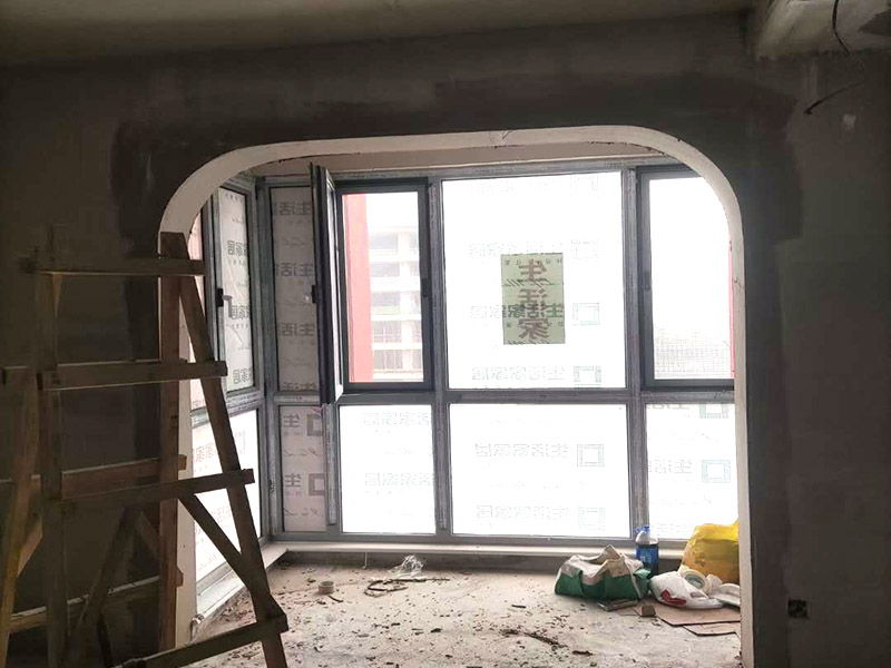 客廳吊頂造型施工：在客廳四周做吊頂，中間不做吊頂。這種吊頂可用木材夾板成型，設(shè)計成各種形狀，在配以射燈或筒燈，在不吊頂?shù)闹虚g不分配上新穎的吸頂燈。這樣會在視覺上增加視覺的層高，教適合于大空間的客廳。將客廳四周的吊頂做厚，而中間部分作薄，從而形成兩個明顯的層次。 確定吊頂區(qū)域,在相鄰墻面彈出水平線，畫龍骨固定線，頂面打空,栽內(nèi)漲絲,旋緊鍍鋅吊掛傳絲，架設(shè)輕鋼龍骨，用防銹自功釘固定石膏板并留出筒燈安裝點位，在石膏板銜接處預(yù)留8-10mm空隙,充填石膏外貼牛皮紙，用防銹漆將所有釘眼涂。