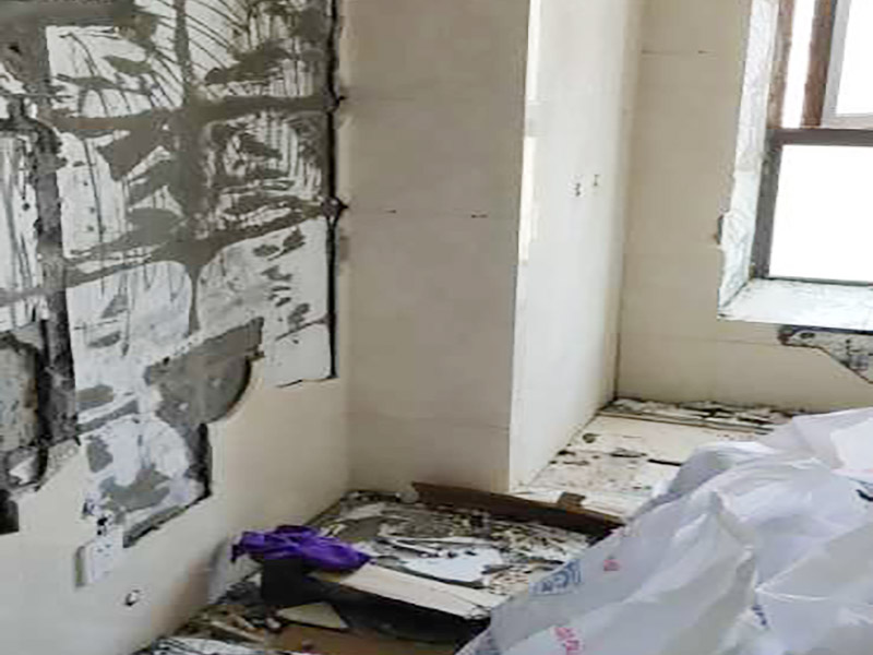 廁所改造拆除裝修：衛(wèi)生間的格局或是衛(wèi)浴設(shè)施、地磚、墻磚等地方不滿意，但在改造之前你需要將這些不滿意的地方進(jìn)行拆除，且拆除之后的垃圾也要及時(shí)清理，避免阻礙施工進(jìn)程。將不需要或是不滿意的地方進(jìn)行拆除后，留下的成品需要進(jìn)行施工保護(hù)，防止磕碰到，還可防止被上面的重物或是棱角碰壞。 水電改造可謂是改造衛(wèi)生間的重點(diǎn)，衛(wèi)生間原有的水電路管線往往有許多不合理的布局，所以在改造過(guò)程中要對(duì)原有的水電路進(jìn)行徹查，看是否存在銹蝕、老化等情況，若有，則需要更換新的電路、水路，如果線路良好，且沒(méi)有多大的問(wèn)題，則只需要添加刪減線路