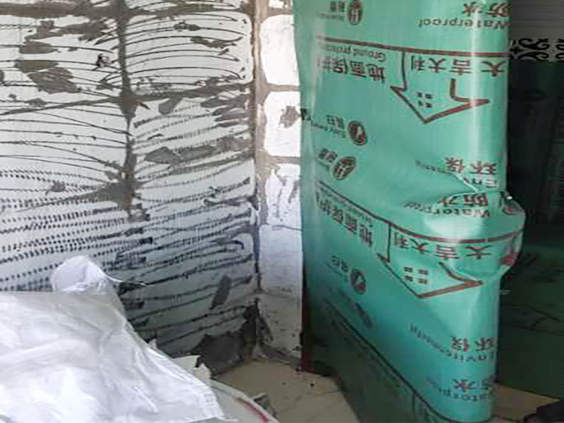 廁所改造拆除裝修：衛(wèi)生間的格局或是衛(wèi)浴設(shè)施、地磚、墻磚等地方不滿意，但在改造之前你需要將這些不滿意的地方進(jìn)行拆除，且拆除之后的垃圾也要及時(shí)清理，避免阻礙施工進(jìn)程。將不需要或是不滿意的地方進(jìn)行拆除后，留下的成品需要進(jìn)行施工保護(hù)，防止磕碰到，還可防止被上面的重物或是棱角碰壞。 水電改造可謂是改造衛(wèi)生間的重點(diǎn)，衛(wèi)生間原有的水電路管線往往有許多不合理的布局，所以在改造過(guò)程中要對(duì)原有的水電路進(jìn)行徹查，看是否存在銹蝕、老化等情況，若有，則需要更換新的電路、水路，如果線路良好，且沒(méi)有多大的問(wèn)題，則只需要添加刪減線路