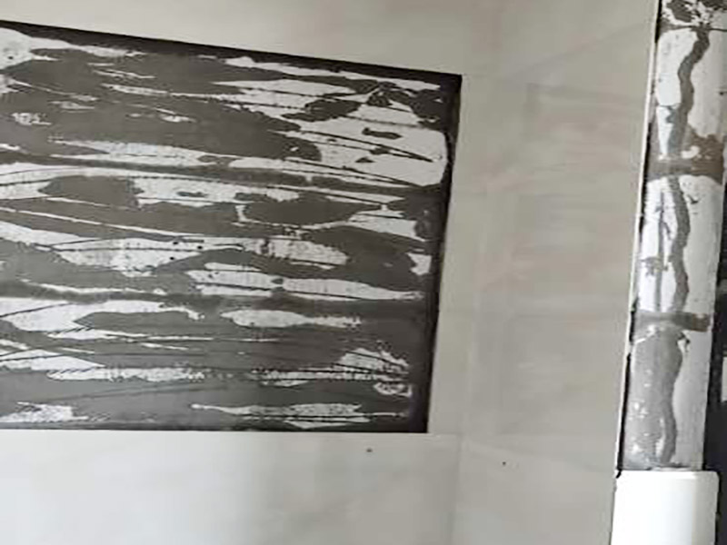 廁所改造拆除裝修：衛(wèi)生間的格局或是衛(wèi)浴設(shè)施、地磚、墻磚等地方不滿意，但在改造之前你需要將這些不滿意的地方進(jìn)行拆除，且拆除之后的垃圾也要及時(shí)清理，避免阻礙施工進(jìn)程。將不需要或是不滿意的地方進(jìn)行拆除后，留下的成品需要進(jìn)行施工保護(hù)，防止磕碰到，還可防止被上面的重物或是棱角碰壞。 水電改造可謂是改造衛(wèi)生間的重點(diǎn)，衛(wèi)生間原有的水電路管線往往有許多不合理的布局，所以在改造過(guò)程中要對(duì)原有的水電路進(jìn)行徹查，看是否存在銹蝕、老化等情況，若有，則需要更換新的電路、水路，如果線路良好，且沒(méi)有多大的問(wèn)題，則只需要添加刪減線路