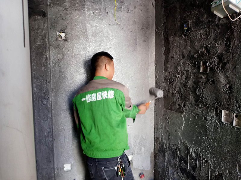 衛(wèi)生間地面刷防水：第一步：清理墻面和地面 在涂刷防水涂層之前，先要清理墻面和地面，同時(shí)要用連接的氣泵皮管吹盡陰角處的浮沉。 第二步：刷防水涂料；刷防水涂料時(shí)先刷墻角部位，交接處應(yīng)有200mm，不得有漏刷情況。 墻角涂刷完成后涂刷墻體：第一遍涂刷墻面時(shí)，應(yīng)上下縱向涂刷，第二遍涂刷墻體，應(yīng)左右橫向涂刷。注意、第二遍防水涂料間需要有一定時(shí)間間隔，待遍涂料干透后才能進(jìn)行第二遍，具體時(shí)間視涂料而定。間隔時(shí)間太短，防水的效果會(huì)大打折扣。 第三步：閉水試驗(yàn) 在涂刷完防水涂料后，不能立刻貼瓷磚，還必須進(jìn)行防水測(cè)試。 防水測(cè)試具體方法是：堵住衛(wèi)生間排水口、地漏等，然后將衛(wèi)生間積水2~3cm。24小時(shí)后到樓下查看是否有水滲漏，一旦發(fā)現(xiàn)有滲水痕跡，必須馬上返工。