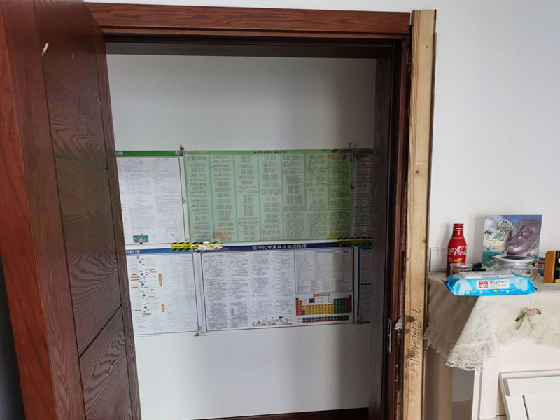 門(mén)框維修翻新:首先就應(yīng)該想到將變形的門(mén)框拆下來(lái)，然后重新修理一下，再重新把門(mén)框裝上去，但是，如果不及時(shí)修復(fù)，可能就需要更換。 門(mén)框變形關(guān)不上門(mén)，還可以換一種思路，那就是如果室內(nèi)的門(mén)關(guān)不上了，那么不想修理門(mén)框的前提下，就應(yīng)該將門(mén)進(jìn)行修復(fù)?？梢試L試拆了門(mén)上的鉸鏈，因?yàn)槟鹃T(mén)或者門(mén)框如果繼續(xù)變形，拆掉鉸鏈就可以正常開(kāi)關(guān)門(mén)了，這也是一種比較方便的方法。也是有熱膨脹的原因，熱脹冷縮的道理，導(dǎo)致了門(mén)可能關(guān)不上，適當(dāng)調(diào)節(jié)溫度才行。