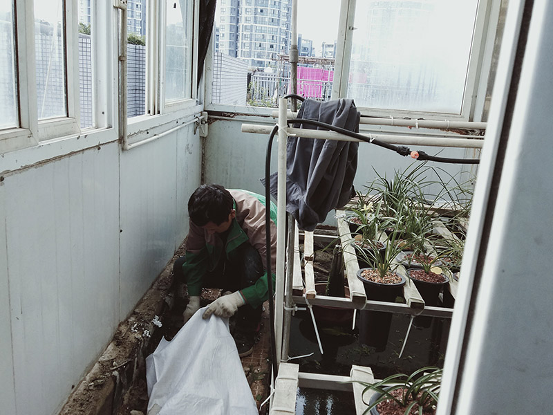 墻面防水建渣清理：1、基層清理干凈，原墻地面表面要堅(jiān)實(shí)，不應(yīng)有起沙、掉灰或空鼓。 2、對(duì)上下水管根部清理并進(jìn)行堵漏處理。 3、用10-15㎜寬美紋紙根據(jù)墻面設(shè)計(jì)施工高度粘貼輪廓線。 4、第一遍乳液涂刷施工，順序從上至下，從里到外，不得漏刷。 5、干燥24小時(shí)后，涂刷第二遍乳液，使兩遍乳液形成完整的防水層。 6、干燥24小時(shí)后，做24小時(shí)閉水試驗(yàn)，放水高度不低于30㎜，24小時(shí)內(nèi)無滲漏為合格。 7、表面水泥灰漿拉毛后，可以直接貼磚施工。