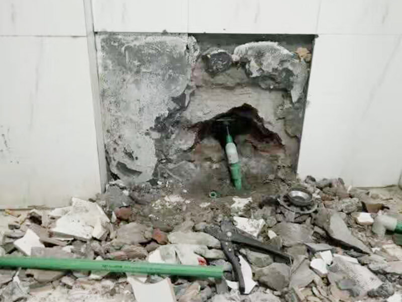 墻內(nèi)水管漏水檢測：首先，可以通過尋管儀確定管道的確切位置，其次，保持一直不要用水，先看一下水表，記下數(shù)字，過會(huì)再去看水表，觀察是否漏水把水閘關(guān)掉，把水放干。找一根水管向地漏沖水，看樓下會(huì)不會(huì)漏水堵住地漏，在衛(wèi)生間放較多水，一會(huì)兒后，觀察樓下會(huì)不會(huì)漏水，如果進(jìn)水管和排水管正常，但防水層漏水測試發(fā)現(xiàn)樓下漏水，那就是防水層漏水，找到漏水處后，先關(guān)閉閥門、截?cái)嗨春?，將水龍頭打開至適當(dāng)位置，然后用專用膠布捆住漏水的部位。