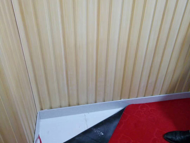 墻內(nèi)水管漏水檢測：首先，可以通過尋管儀確定管道的確切位置，其次，保持一直不要用水，先看一下水表，記下數(shù)字，過會(huì)再去看水表，觀察是否漏水把水閘關(guān)掉，把水放干。找一根水管向地漏沖水，看樓下會(huì)不會(huì)漏水堵住地漏，在衛(wèi)生間放較多水，一會(huì)兒后，觀察樓下會(huì)不會(huì)漏水，如果進(jìn)水管和排水管正常，但防水層漏水測試發(fā)現(xiàn)樓下漏水，那就是防水層漏水，找到漏水處后，先關(guān)閉閥門、截?cái)嗨春螅瑢⑺堫^打開至適當(dāng)位置，然后用專用膠布捆住漏水的部位。